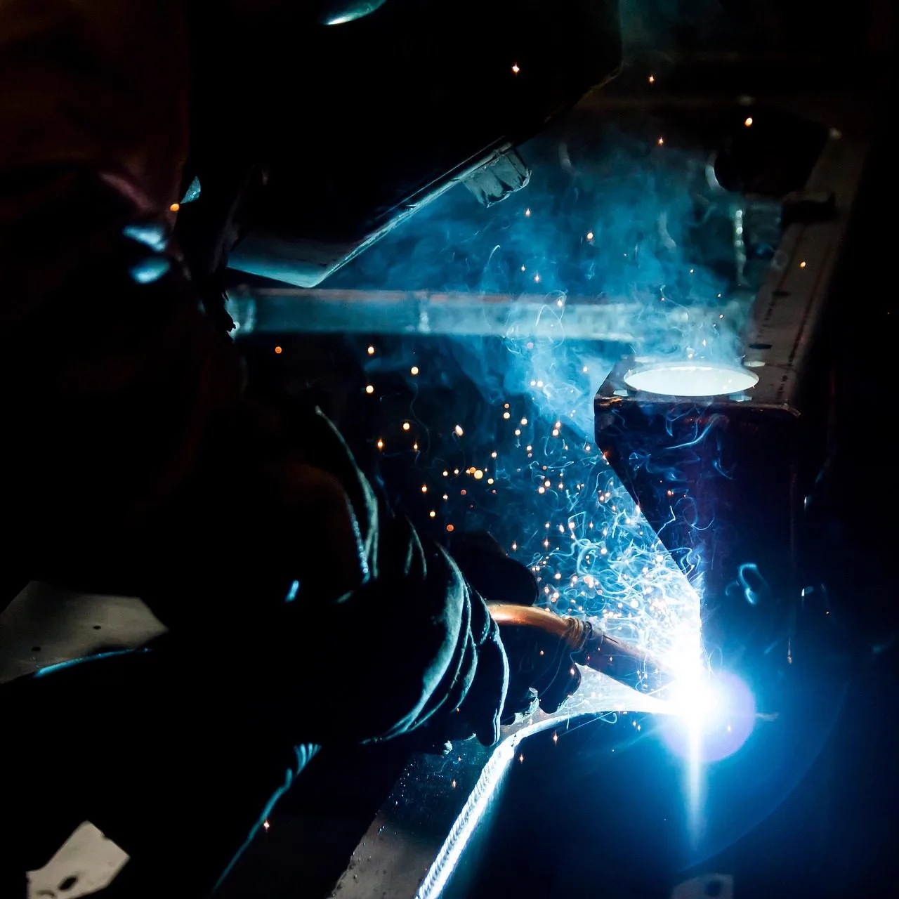 Saldatore al lavoro nell'officina Metalflex